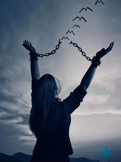 Девушка подняла руки вверх